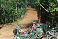 Dandim 0317/TBK Letkol Inf Budianto mendampingi Kasrem 033 WP meninjau pembukaan jalan dalam program TMMD ke-117. Foto: Istimewa