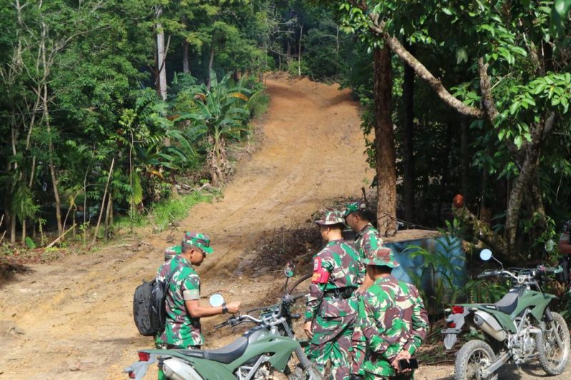Dandim 0317/TBK Letkol Inf Budianto mendampingi Kasrem 033 WP meninjau pembukaan jalan dalam program TMMD ke-117. Foto: Istimewa