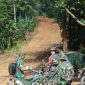 Dandim 0317/TBK Letkol Inf Budianto mendampingi Kasrem 033 WP meninjau pembukaan jalan dalam program TMMD ke-117. Foto: Istimewa