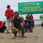 Dansatgas TMMD ke-117 Letkol Inf Budianto Damanik pimpin penanaman ratusan bibit mangrove di pesisir Pulau Buru. Foto: Satgas TMMD