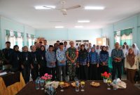 Dansatgas TMMD ke-117 Letkol Inf Budianto Damanik memberikan penyuluhan wawasan kebangsaan ke pelajar SMAN 1 Buru. Foto: Satgas TMMD