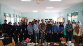 Dansatgas TMMD ke-117 Letkol Inf Budianto Damanik memberikan penyuluhan wawasan kebangsaan ke pelajar SMAN 1 Buru. Foto: Satgas TMMD
