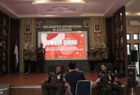 Kajari Karimun Firdaus ikut serta pada kegiatan Donor Darah dalam rangka Hari Adhayaksa ke-63. Foto: Istimewa