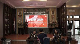 Kajari Karimun Firdaus ikut serta pada kegiatan Donor Darah dalam rangka Hari Adhayaksa ke-63. Foto: Istimewa