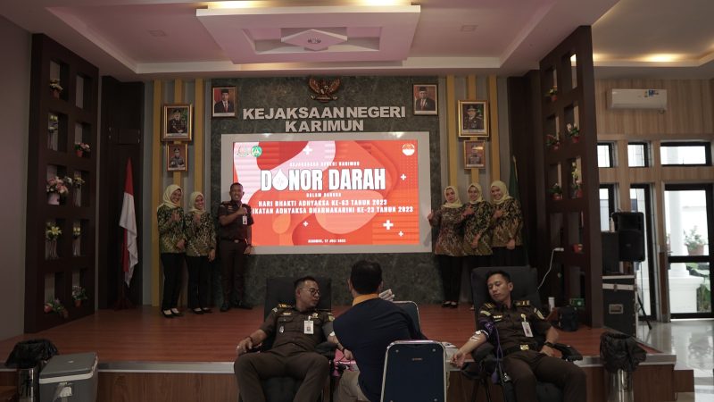 Kajari Karimun Firdaus ikut serta pada kegiatan Donor Darah dalam rangka Hari Adhayaksa ke-63. Foto: Istimewa