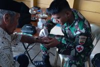 Anggota Satgas TMMD ke-117 memberikan layanan pengobatan gratis kepada warga Buru. Foto: Satgas TMMD