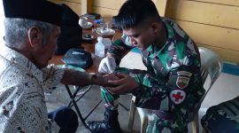 Anggota Satgas TMMD ke-117 memberikan layanan pengobatan gratis kepada warga Buru. Foto: Satgas TMMD