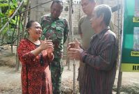 Mazlan didampingi Mardiah saat dijumpai di rumahnya. Foto: Istimewa