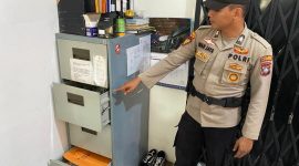Petugas Polsek Kundur menunjukkan lokasi laci tempat pelaku pencurian mengambil uang. Foto: Dokumen Polisi