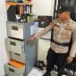 Petugas Polsek Kundur menunjukkan lokasi laci tempat pelaku pencurian mengambil uang. Foto: Dokumen Polisi