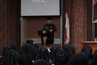 Bupati Karimun Aunur Rafiq memberikan sambutan dalam kegiatan Penyerahan SK Pengangkatan PPPK tahun 2022. Foto: Humas Pemkab