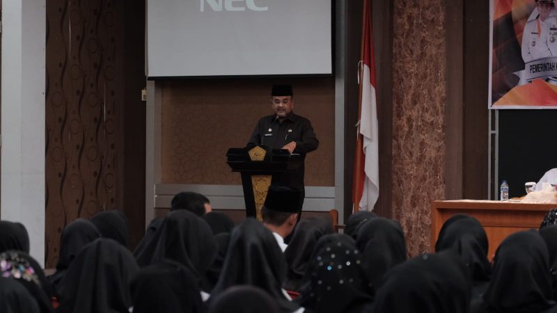 Bupati Karimun Aunur Rafiq memberikan sambutan dalam kegiatan Penyerahan SK Pengangkatan PPPK tahun 2022. Foto: Humas Pemkab
