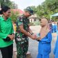 Dansatgas TMMD ke-117 Letkol Inf Bidianto Damanik menyerahkan makanan sehat kepada pelajar. Foto: Dokumen Satgas TMMD