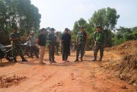 Dansatgas TMMD ke-117 Letkol Inf Budianto Damanik didampingi Camat Buru dan masyarakat tinjau pembukaan jalan di lahan perkebunan. Foto: Satgas TMMD ke-117.