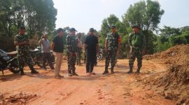 Dansatgas TMMD ke-117 Letkol Inf Budianto Damanik didampingi Camat Buru dan masyarakat tinjau pembukaan jalan di lahan perkebunan. Foto: Satgas TMMD ke-117.