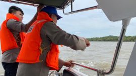 Satpolairud Polres Karimun melakukan upaya pencarian terhadap Kru SB Karunia Jaya Mini 01. Foto: Dokumen Polisi
