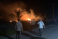 Tim Gabungan melakukan pemadaman Lahan Kosong di Sawang Kilometer 7 Hangus. Foto: Istimewa