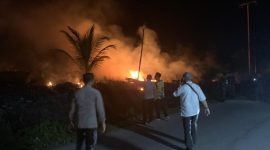 Tim Gabungan melakukan pemadaman Lahan Kosong di Sawang Kilometer 7 Hangus. Foto: Istimewa