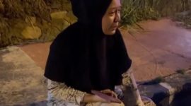 Tangkapan layar video korban yangbterlihat syok usai mengalami penjambretan. Foto: Istimewa