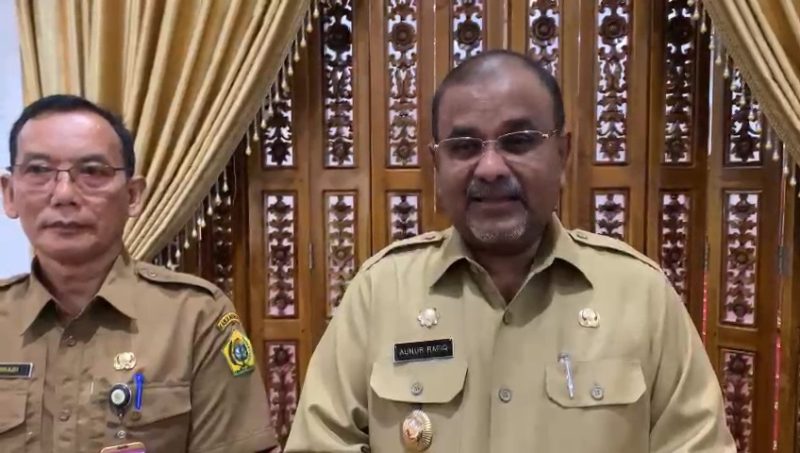 Bupati Karimun Aunur Rafiq didampingi Kadis Kesehatan Karimun ditemui usai mempresentasikan Program Pandu Bidan Selamat ke Menpan RB. Foto: Istimewa