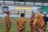 Wabup Karimun Anwar Hasyim meninjau Stadion Badang Perkasa sebagai persiapan menjelang HUT ke-78 RI. Foto: Istimewa