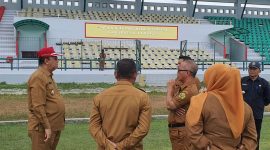 Wabup Karimun Anwar Hasyim meninjau Stadion Badang Perkasa sebagai persiapan menjelang HUT ke-78 RI. Foto: Istimewa