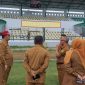 Wabup Karimun Anwar Hasyim meninjau Stadion Badang Perkasa sebagai persiapan menjelang HUT ke-78 RI. Foto: Istimewa