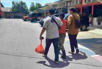 Pelaku Bb digiring polisi ke ruang pemeriksaan Polres Karimun, Sabtu (5/8/2023). Foto: Kepriheadline.id