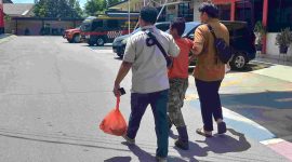 Pelaku Bb digiring polisi ke ruang pemeriksaan Polres Karimun, Sabtu (5/8/2023). Foto: Kepriheadline.id