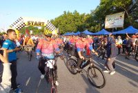 Bupati Karimun Aunur Rafiq bersepeda dengan ribuan peserta Event Jelajah Wisata Karimun. Foto: Kepriheadline.id 