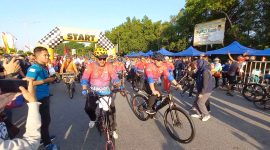 Bupati Karimun Aunur Rafiq bersepeda dengan ribuan peserta Event Jelajah Wisata Karimun. Foto: Kepriheadline.id 