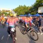 Bupati Karimun Aunur Rafiq bersepeda dengan ribuan peserta Event Jelajah Wisata Karimun. Foto: Kepriheadline.id 