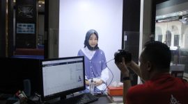 Pengurusan Paspor di Kantor Imigrasi Kelas II TPI Tanjung Balai Karimun. Foto: Imigrasi