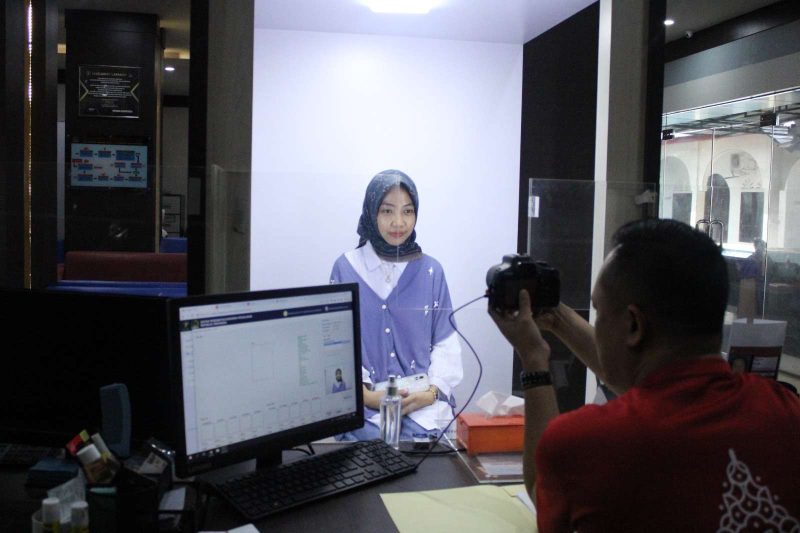Pengurusan Paspor di Kantor Imigrasi Kelas II TPI Tanjung Balai Karimun. Foto: Imigrasi