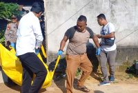Polisi mengevakuasi jenazah efrizal yang ditemukan dalam keadaan meninggal dunia di rumah Kawasan Bukit Tiung Bawah, Kelurahan Tanjungbalai. Foto: Rr