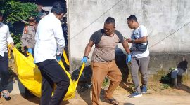 Polisi mengevakuasi jenazah efrizal yang ditemukan dalam keadaan meninggal dunia di rumah Kawasan Bukit Tiung Bawah, Kelurahan Tanjungbalai. Foto: Rr
