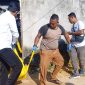 Polisi mengevakuasi jenazah efrizal yang ditemukan dalam keadaan meninggal dunia di rumah Kawasan Bukit Tiung Bawah, Kelurahan Tanjungbalai. Foto: Rr