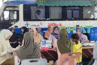 Masyarakat ramai-ramai datangi Mobil Sehat PT Timah di Kelurahan Sawang, Senin (14/8/2023).
