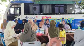 Masyarakat ramai-ramai datangi Mobil Sehat PT Timah di Kelurahan Sawang, Senin (14/8/2023).
