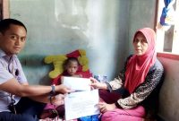 Koordinator PPM PT Timah Tbk Unit Produksi Kundur Eka Budhy Susanto saat menyerahkan Bantuan untuk Anggun Saputri. Foto: Humas Timah