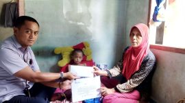 Koordinator PPM PT Timah Tbk Unit Produksi Kundur Eka Budhy Susanto saat menyerahkan Bantuan untuk Anggun Saputri. Foto: Humas Timah