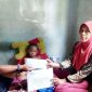 Koordinator PPM PT Timah Tbk Unit Produksi Kundur Eka Budhy Susanto saat menyerahkan Bantuan untuk Anggun Saputri. Foto: Humas Timah