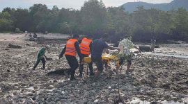 Polisi mengevakuasi jenazah Abdul Wahab ke RSUD Muhammad Sani. Foto: Istimewa