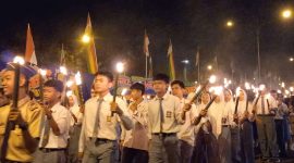 Iring-iringan pawai obor dalam rangka menyambut HUT ke-78 Republik Indonesia. Foto: Rr/kepriheadline.id 