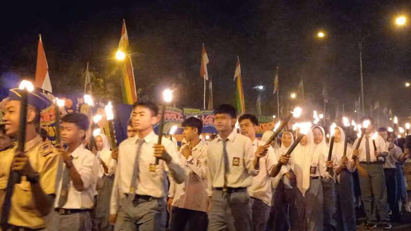 Iring-iringan pawai obor dalam rangka menyambut HUT ke-78 Republik Indonesia. Foto: Rr/kepriheadline.id 