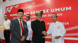 Kepala Kantor Wilayah Kementerian Hukum dan HAM Kepulauan Riau Saffar Muhammad Godam menyerahkan remisi kepada perwakilan WBP. Foto: Istimewa