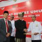 Kepala Kantor Wilayah Kementerian Hukum dan HAM Kepulauan Riau Saffar Muhammad Godam menyerahkan remisi kepada perwakilan WBP. Foto: Istimewa