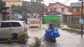 Kondisi banjir di kawasan Pelipit, Kelurahan Sei Lakam Timur, Jumat (18/8/2023). Foto: Rr/kepriheadline.id