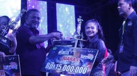 Bupati Karimun Aunur Rafiq menyerahkan hadiah kepada Grup Band Bubble Gum asal Tanjungpinang. Foto: Rr/kepriheadline.id