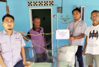 Perwakilan PT Timah serahkan bantuan alat tangkap kepada KUB Kelurahan Sawang. Foto: Istimewa
